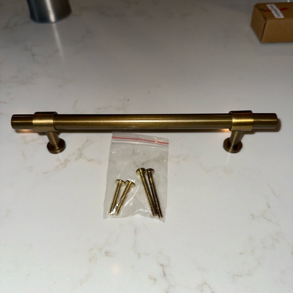 Assorted cabinet hardware - Picture 6 of 12